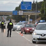 Controles policiales en las entradas y salidas de Huesca en octubre del pasado año para hacer cumplir el confinamiento perimetral de la ciudad