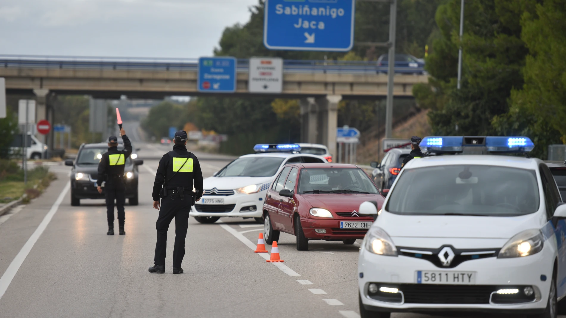 Controles policiales en las entradas y salidas de Huesca en octubre del pasado año para hacer cumplir el confinamiento perimetral de la ciudad