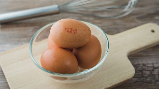 Todos los huevos que se comercializan en la Unión Europea deben estar marcadas con un código de identificación