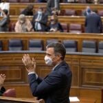 Pedro Sánchez aplaude en el Congreso tras la moción de censura