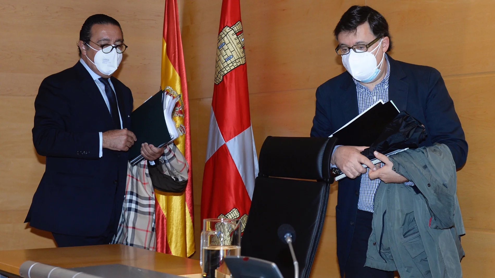 El exviceconsejero de Economía de la Junta de Castilla y León Rafael Delgado durante su comperecencia en la Comisión de investigación de las Cortes sobre parques eólicos, el edificio de Arroyo de la Encomienda, los terrenos de portillo y las sedes en el exterior, a su llegada acompañado de su abogado. EFE/NACHO GALLEGO