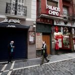 Una tienda de souvenirs situada en la Calle Estafeta permanece abierta mientras que el bar de al lado ha cerrado sus puertas desde hoy hasta el próximo día cuatro de noviembre jornada en la que finalizará el confinamiento perimetral de la comunidad para evitar la propagación de la COVID-19.