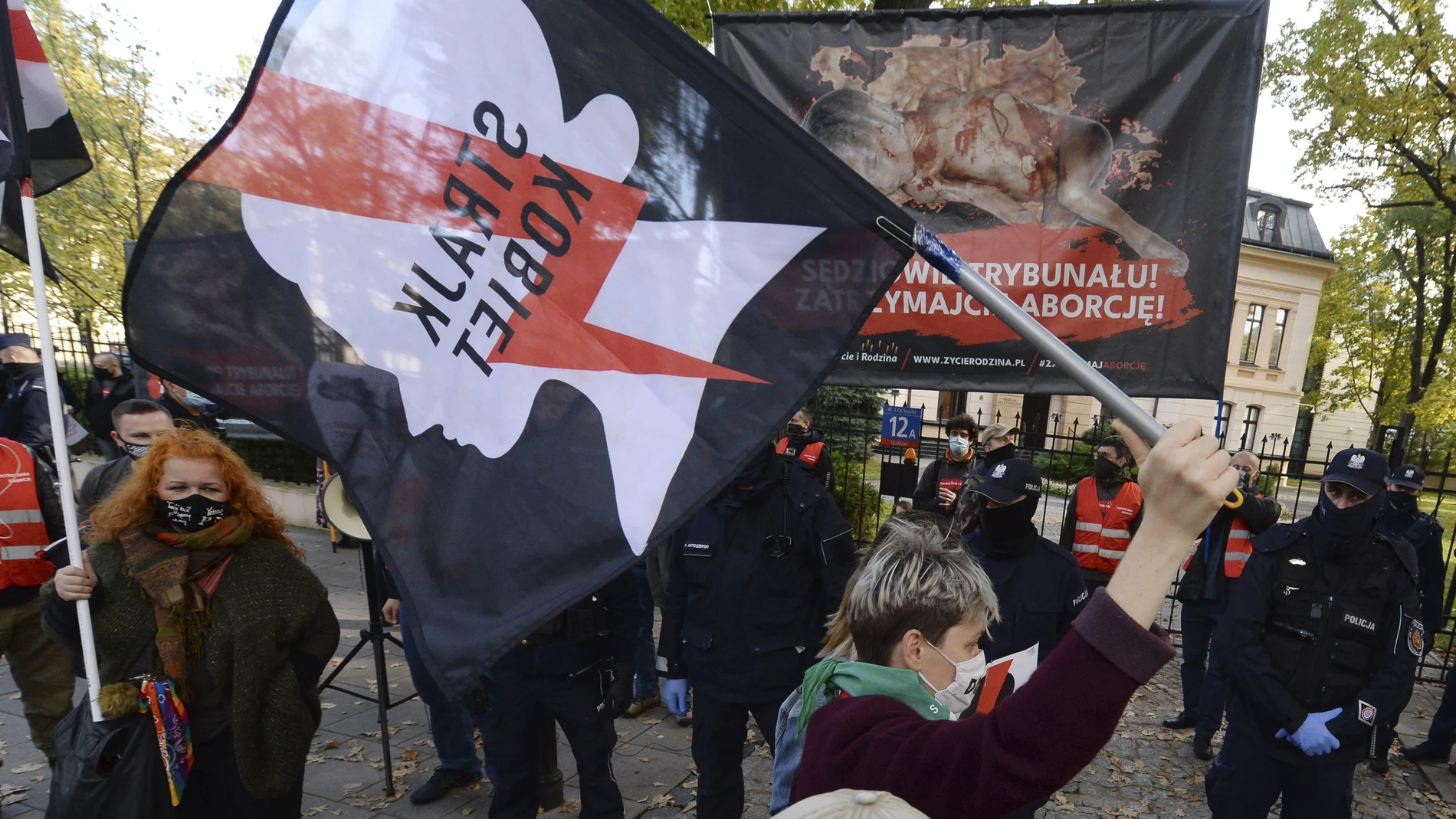 Activistas polacas por el derecho al aborto se manifiestan frente al Tribunal Constitucional en Varsovia