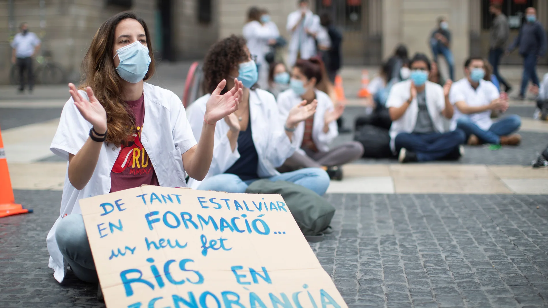 Varias decenas de médicos internos residentes (MIR), protestando en la plaza Sant Jaume de Barcelona, frente al Palau de la Generalitat. EFE/ Marta Perez