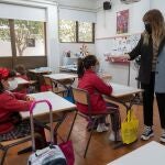 Una profesora toma la temperatura de una alumna en el aula del colegio Reina Sofía de Totana.