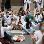 Varias decenas de médicos internos residentes (MIR) protestaron el año pasado en la plaza Sant Jaume de Barcelona, frente al Palau de la Generalitat, para reclamar mejoras laborales y formativas