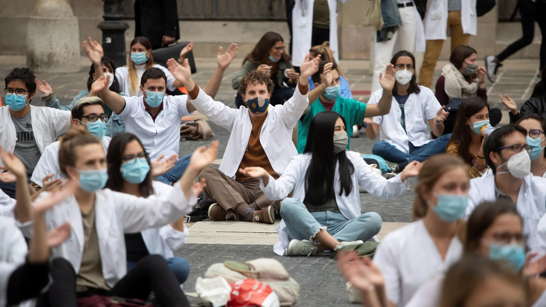 Varias decenas de médicos internos residentes (MIR) protestaron en año pasado en la plaza Sant Jaume de Barcelona, frente al Palau de la Generalitat, para reclamar mejoras laborales y formativas