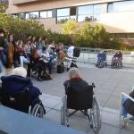 Momento de la actuación del grupo Hakuna en el patio del Hospital de Cuidados Laguna