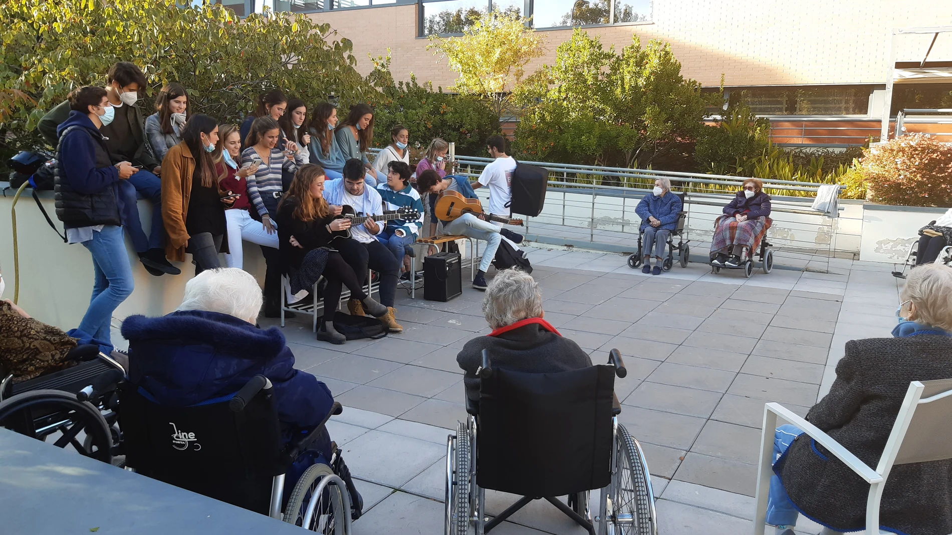 Momento de la actuación del grupo Hakuna en el patio del Hospital de Cuidados Laguna