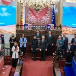 Imagen de las personalidades asistentes a la ceremonia junto a los galardonados en esta edición