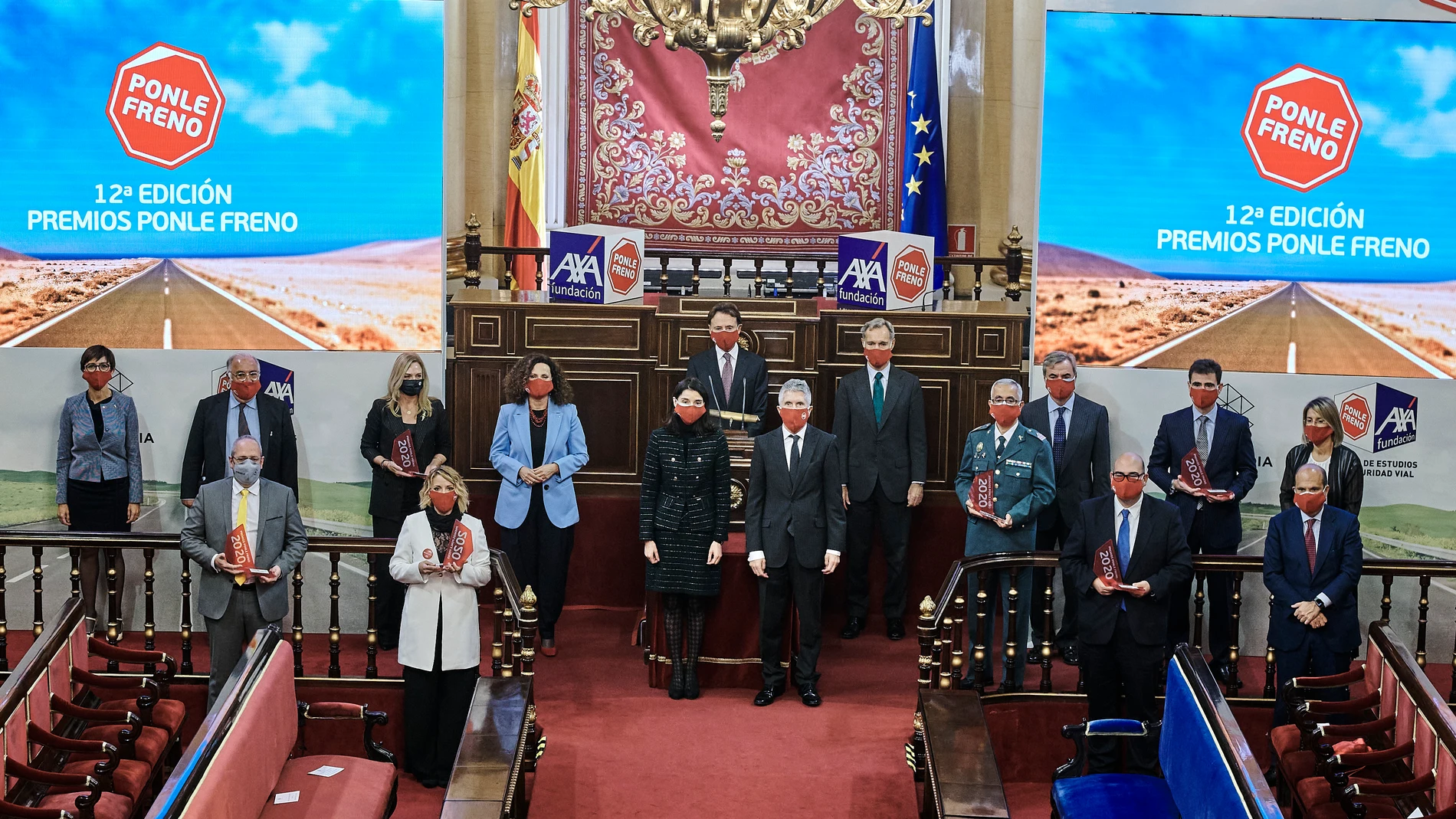 Imagen de las personalidades asistentes a la ceremonia junto a los galardonados en esta edición