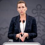 La primera ministra danesa, Mette Frederiksen, anuncia a la Prensa la prolongación de las restricciones
