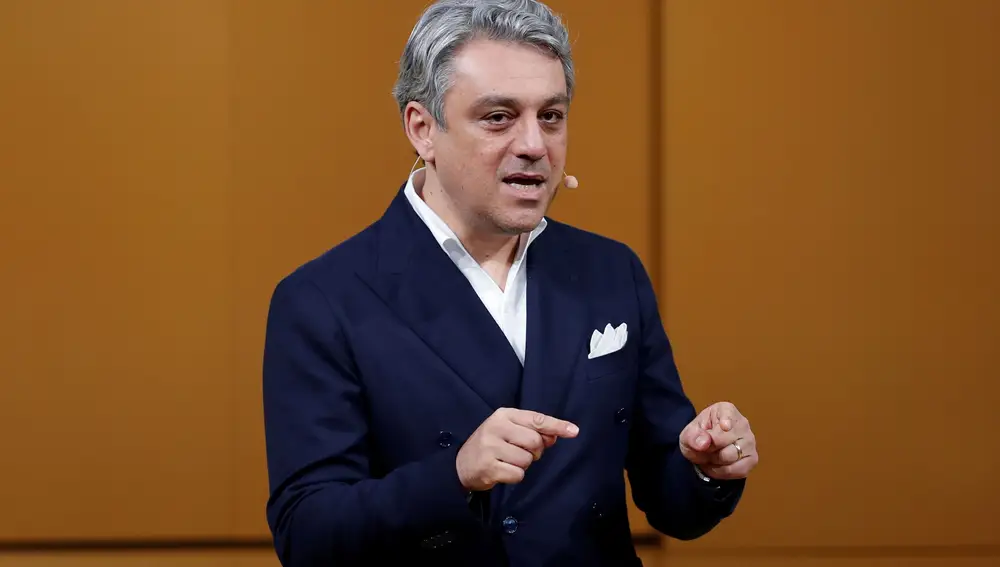 FILE PHOTO: Luca de Meo, Chief Executive Officer of Groupe Renault, speaks during a news conference about Renault electric strategy during Renault eWays event in Meudon, France, October 15, 2020. REUTERS/Benoit Tessier/File Photo