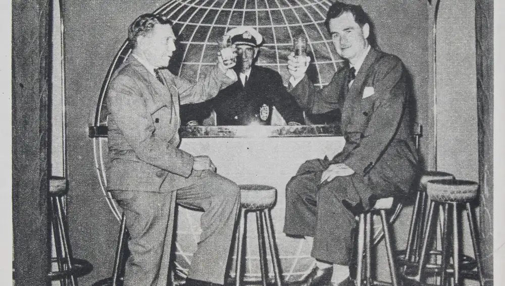 Lowell Thomas y Sam Pryor, brindando en el bar del yate de Hitler