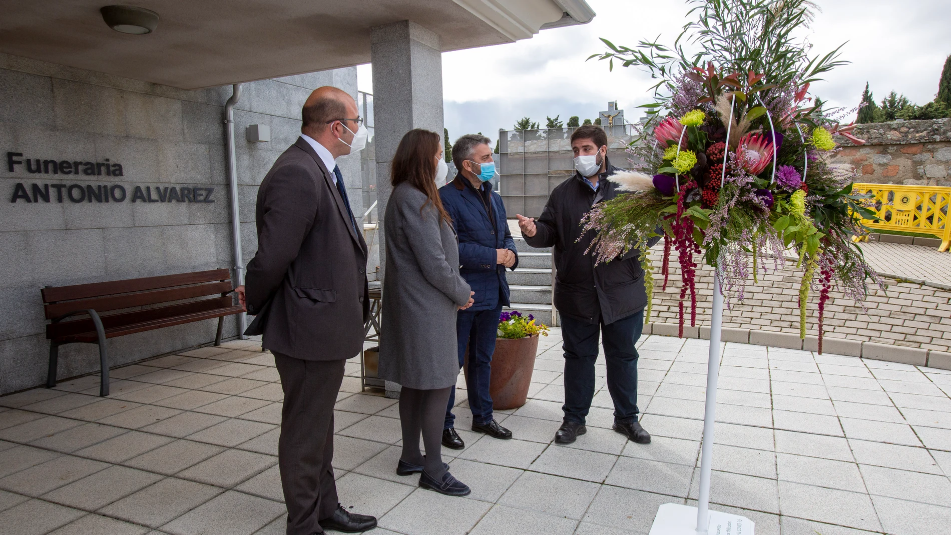 El alcalde de Ávila, Jesús Manuel Sánchez Cabrera, asiste al descubrimiento de la escultura floral en recuerdo a las víctimas de la COVID-19