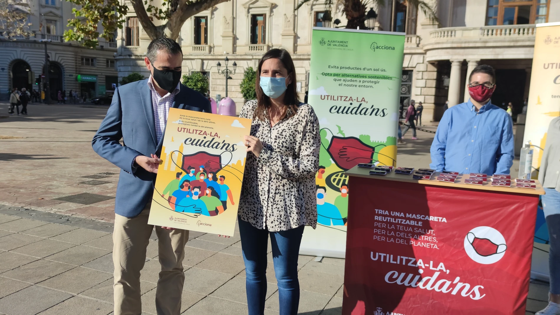 La concejala del Ciclo Integral del AGya, ELisa Valía, y el gerente de la empresa Acciona, Carlos Espinos, en la presentación de la cmapaña de reparto de mascarillas reutlizabablesEUROPA PRESS23/10/2020