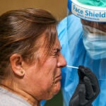 Imagen de archivo de un sanitario realizando un test de antígenos a una mujer en Málaga
