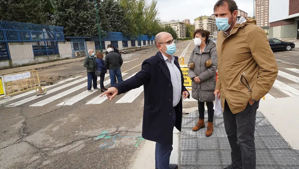 El alcalde de Valladolid, Óscar Puente, visita las obras, junto al concejal Luis Velez