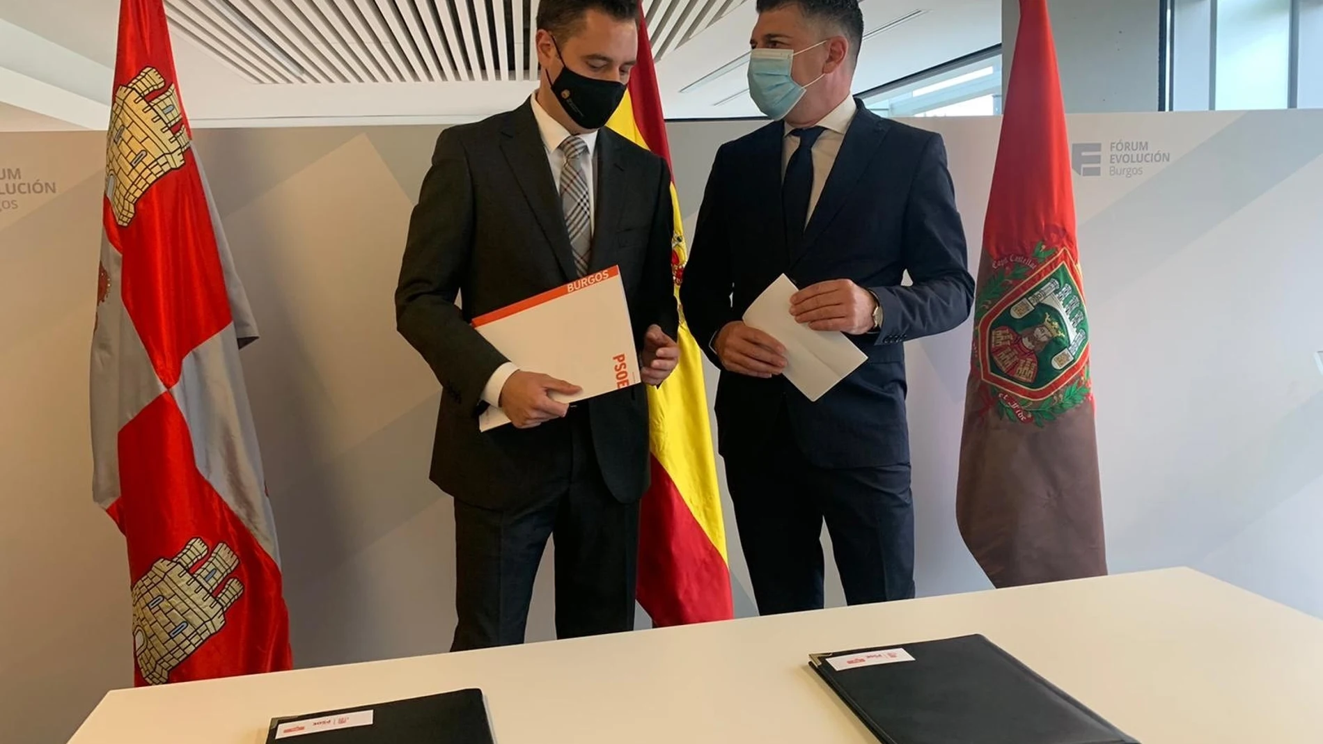 El alcalde de Burgos y el portavoz municipal de Cs tras la firma del acuerdo de gobierno de coaliciónEUROPA PRESS23/10/2020