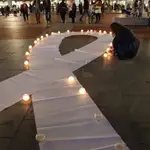 Un gran lazo de color blanco rodeado de velas simboliza en la Plaza Mayor de Valladolid la implicación de los hombres contra la violencia de género