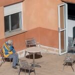 Un hombre toma el sol en una terraza de la residencia de mayores de Villanueva del Río Segura, (Murcia)