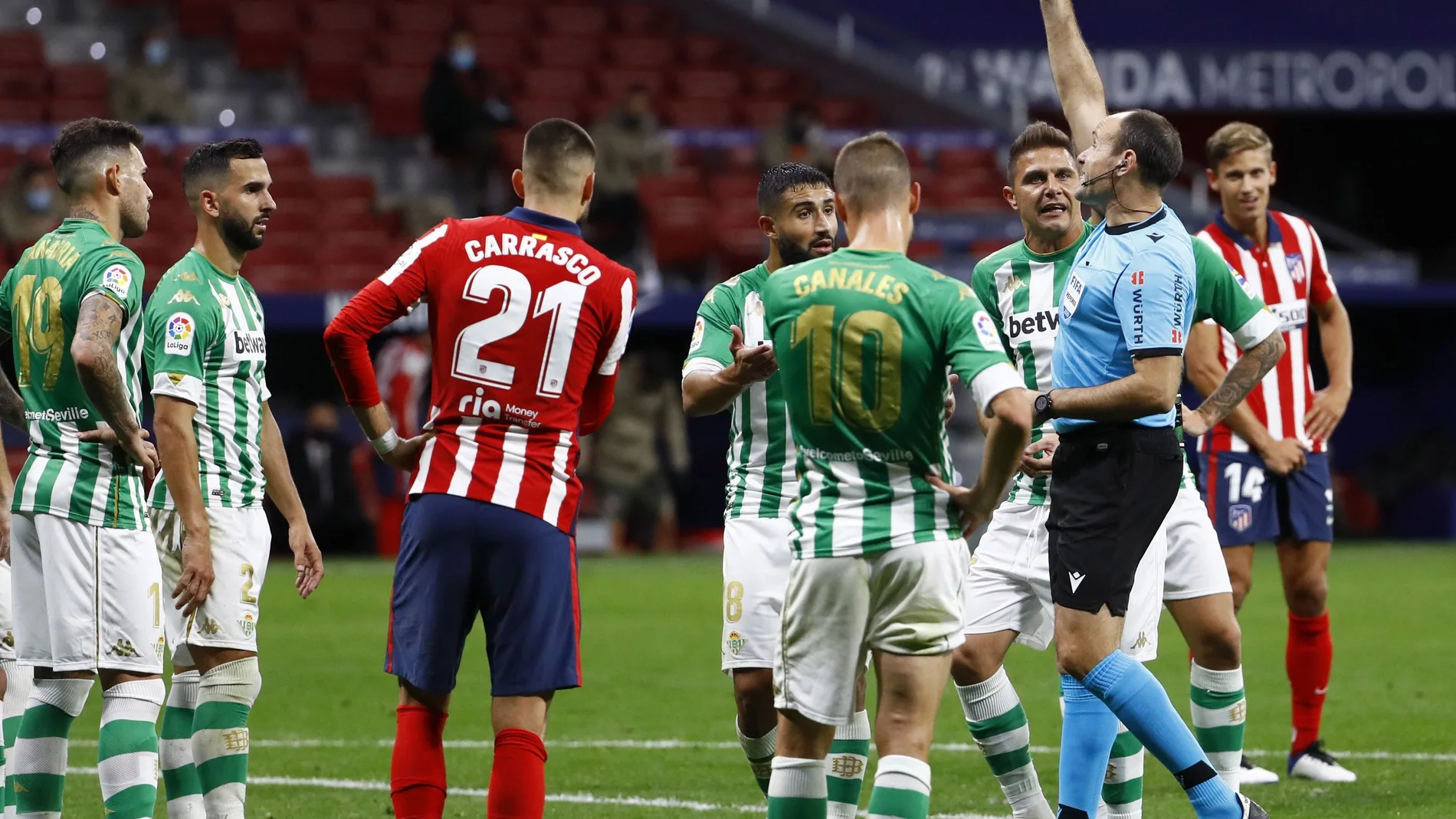 El árbitro expulsa a Martín Montoya frente al Atlético de Madrid.