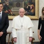El presidente del Gobierno, Pedro Sánchez, se ha reunido por primera vez con el Papa Francisco, en el Vaticano, acompañado por su esposa Begoña Gómez. A 24 de octubre de 2020, en el VaticanoVATICAN NEWS24/10/2020