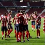 Los jugadores del Atlético celebran el gol de Llorente