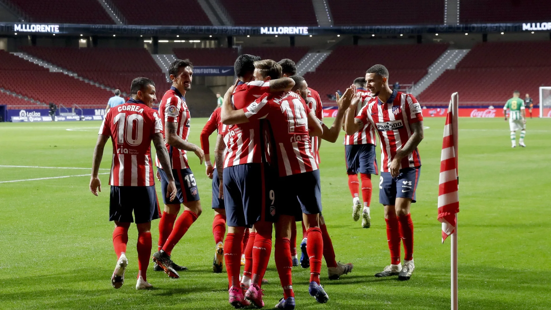 Los jugadores del Atlético celebran el gol de Llorente