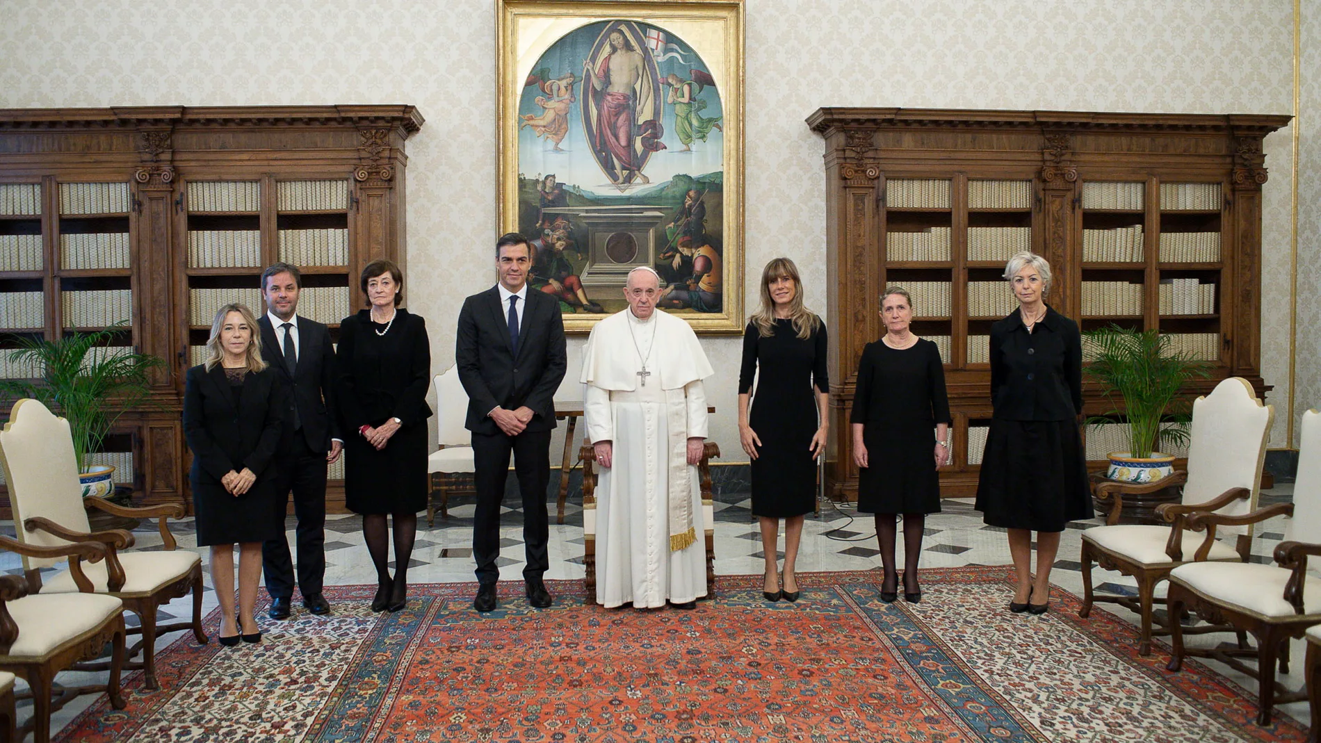 El Papa Francisco posa junto al presidente del Gobierno, Pedro Sánchez, y su mujer, Begoña Gómez
