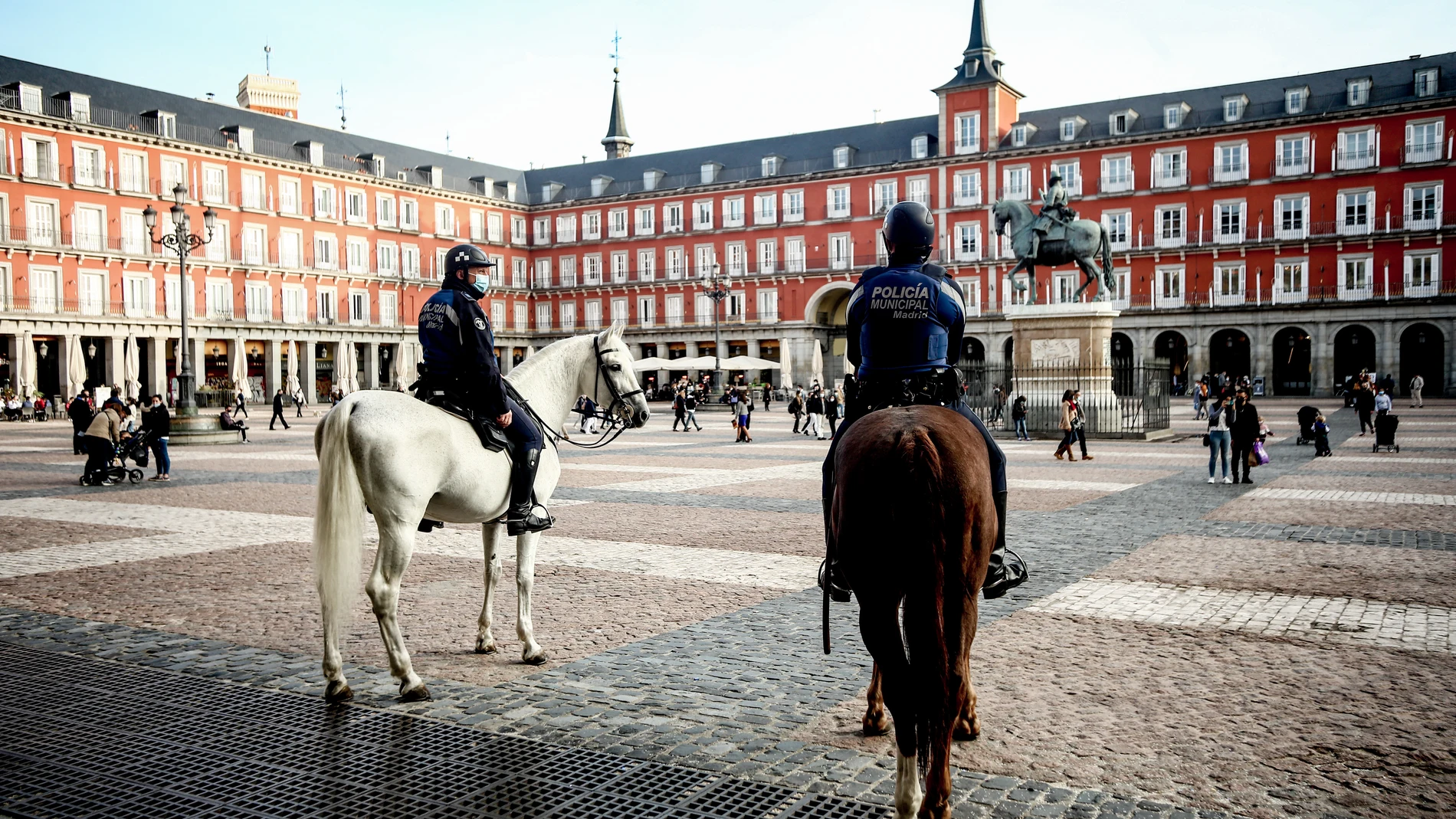 Plaza Mayor de Madrid a la espera de la entrada en vigor del estado de alarma y nuevas restricciones
