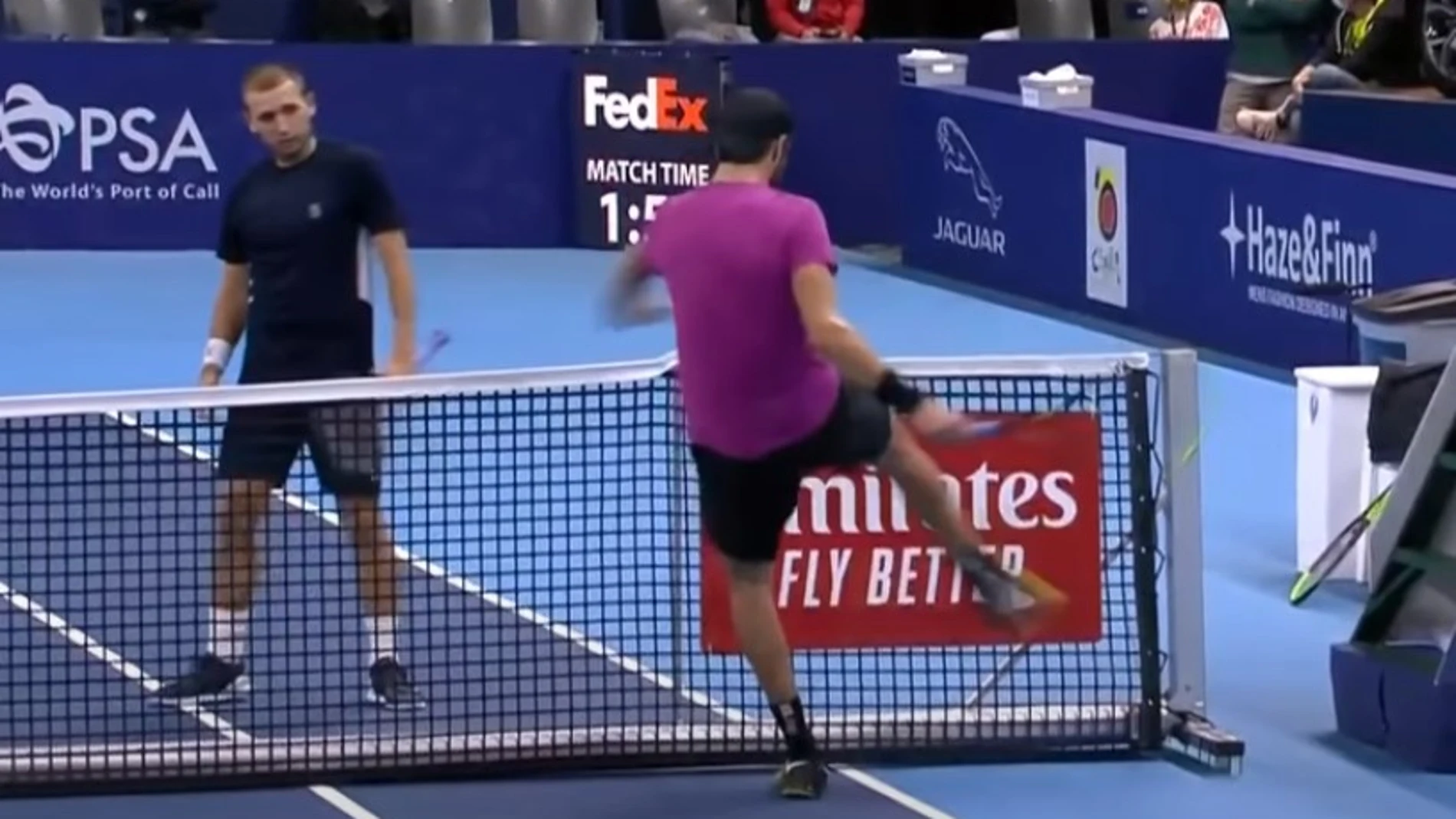 El ruso Khachanov da una patada a la red y Evans, su rival, lo mira sorprendido