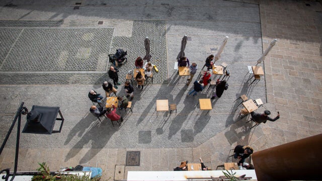 En la imagen, varias personas en una terraza de un establecimiento de hostelería en Vitoria (País Vasco)