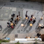 En la imagen, varias personas en una terraza de un establecimiento de hostelería en Vitoria (País Vasco)