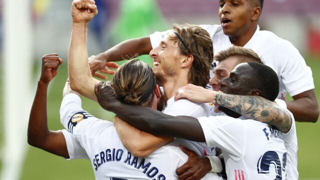 Luka Modric celebra el tercer gol del Real Madrid en el Camp Nou