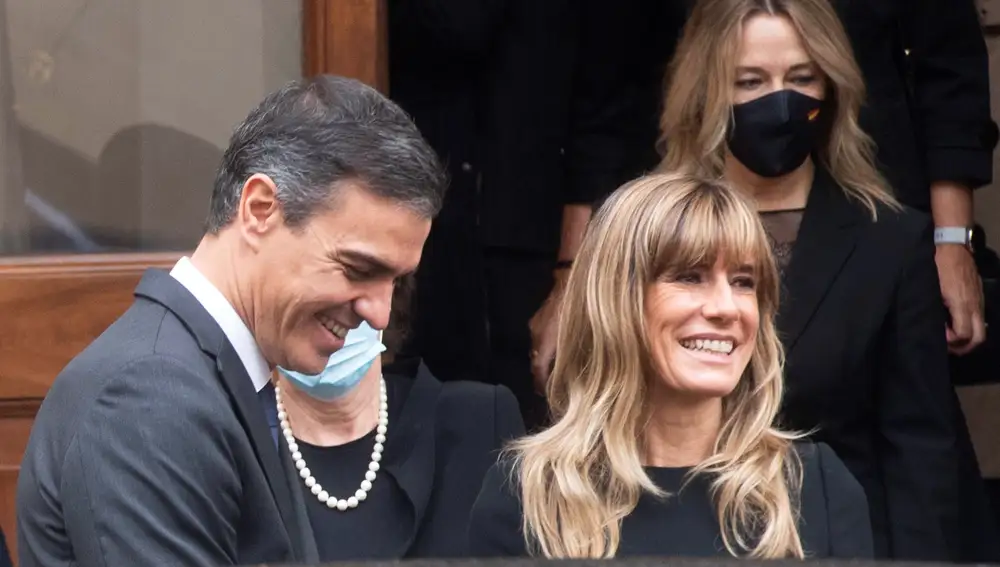 El presidente del Gobierno, Pedro Sánchez, y su esposa Begoña Gómez (d) salen después de un encuentro privado con el Papa Francisco, en el Vaticano.
