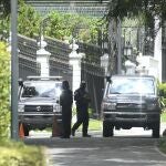 Exterior de la embajada española en Caracas con policías del régimen