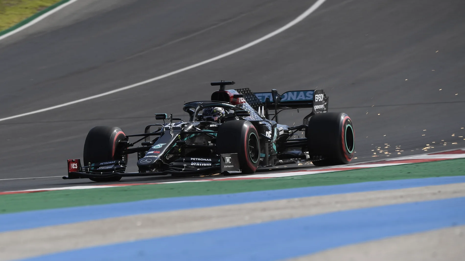 Portimao (Portugal), 24/10/2020.- British Formula One driver Lewis Hamilton of Mercedes-AMG Petronas in action during the qualifying session of the Formula One Grand Prix of Portugal at the Autodromo Internacional do Algarve near Portimao, Portugal, 24 October 2020. The Formula One Grand Prix of Portugal takes place 25 October 2020. (Fórmula Uno) EFE/EPA/Jorge Guerrero / Pool