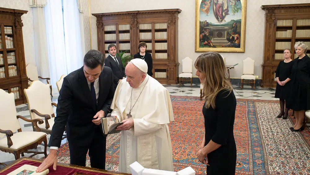 El presidente del Gobierno, Pedro Sánchez (i), durante su reunión con el Papa Francisco, en el Vaticano, (Italia)