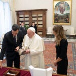 El presidente del Gobierno, Pedro Sánchez (i), durante su reunión con el Papa Francisco, en el Vaticano, (Italia)