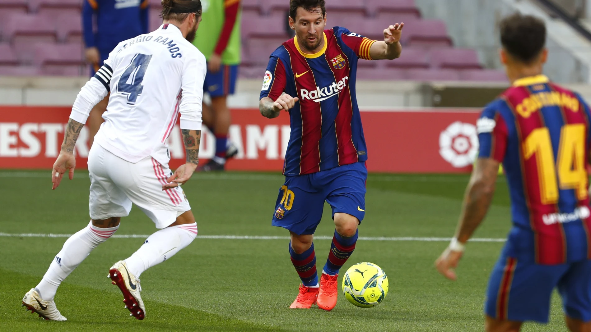 Messi encara a Sergio Ramos en el Clásico