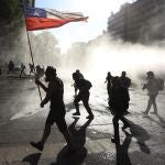 Miembros de carabineros dispersan a los manifestantes lanzando agua durante una nueva jornada de protestas en contra del gobierno del presidente de Chile, Sebastián Piñera
