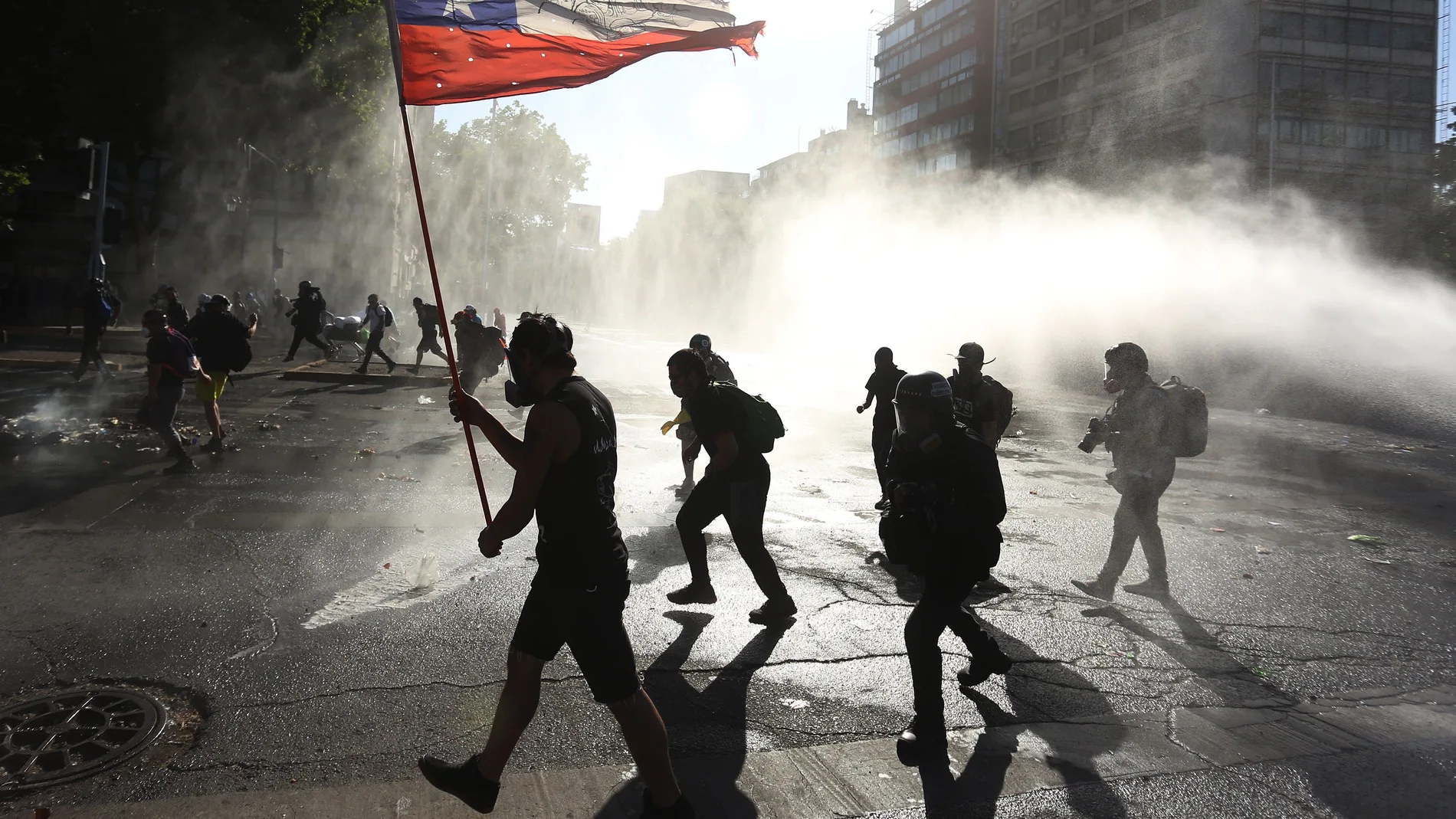 Miembros de carabineros dispersan a los manifestantes lanzando agua durante una nueva jornada de protestas en contra del gobierno del presidente de Chile, Sebastián Piñera