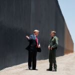 Donald Trump conversa con el jefe de la patrulla policial Rodney Scott durante una visita a la frontera.