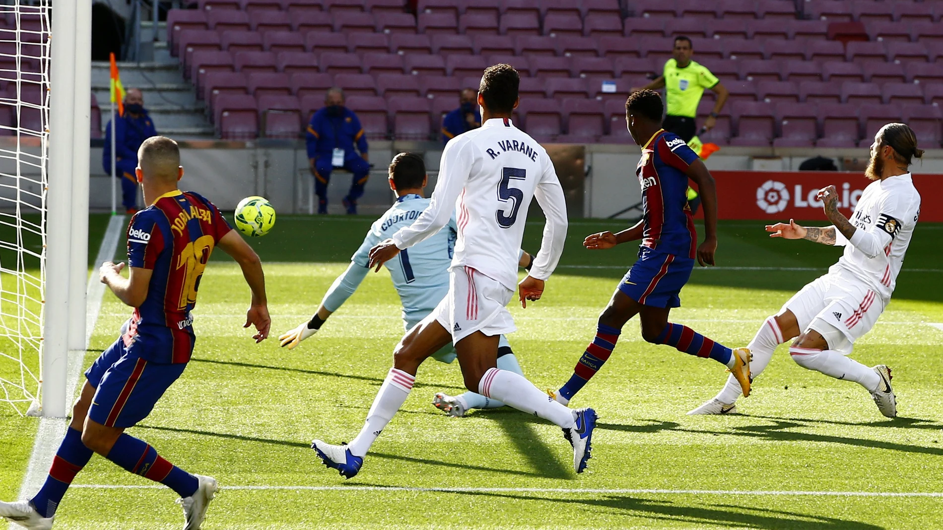 Ansu Fati remata el pase de Jordi Alba que convirtió en el 1-1 en el Clásico
