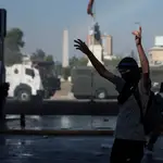 Manifestantes se enfrentan a los carabineros durante una nueva jornada de protestas en contra del gobierno del presidente de Chile, Sebastián Piñera, este viernes en Plaza Italia