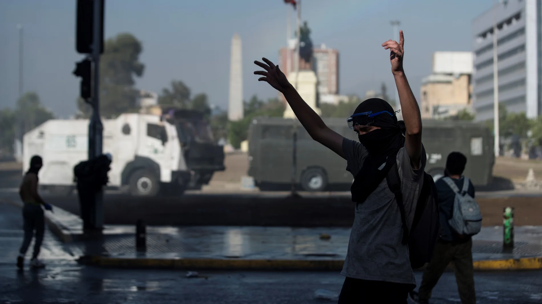 Manifestantes se enfrentan a los carabineros durante una nueva jornada de protestas en contra del gobierno del presidente de Chile, Sebastián Piñera, este viernes en Plaza Italia