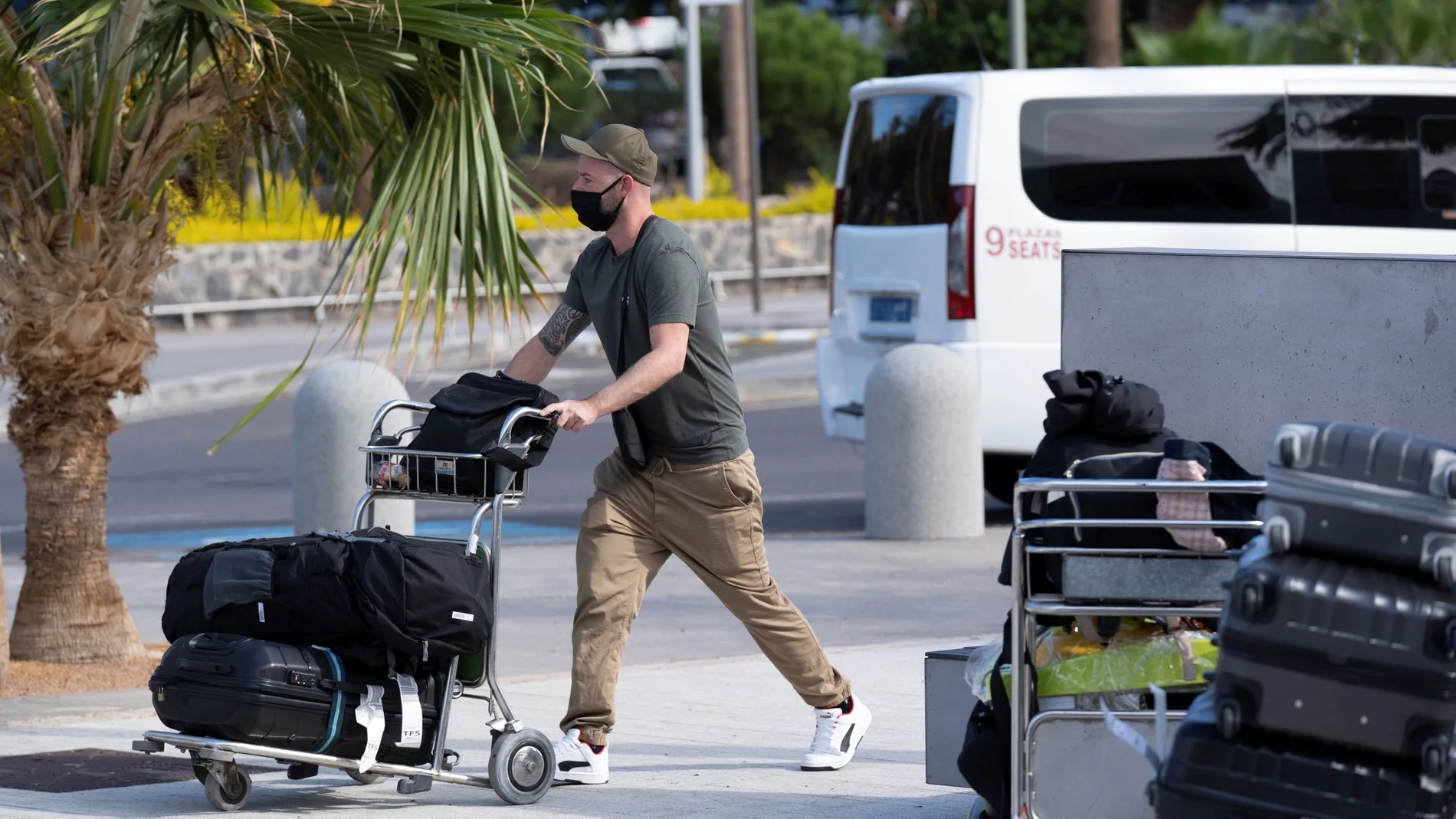 Llegada de turistas al aeropuerto de Tenerife Sur, en el municipio de Granadilla de Abona (Tenerif