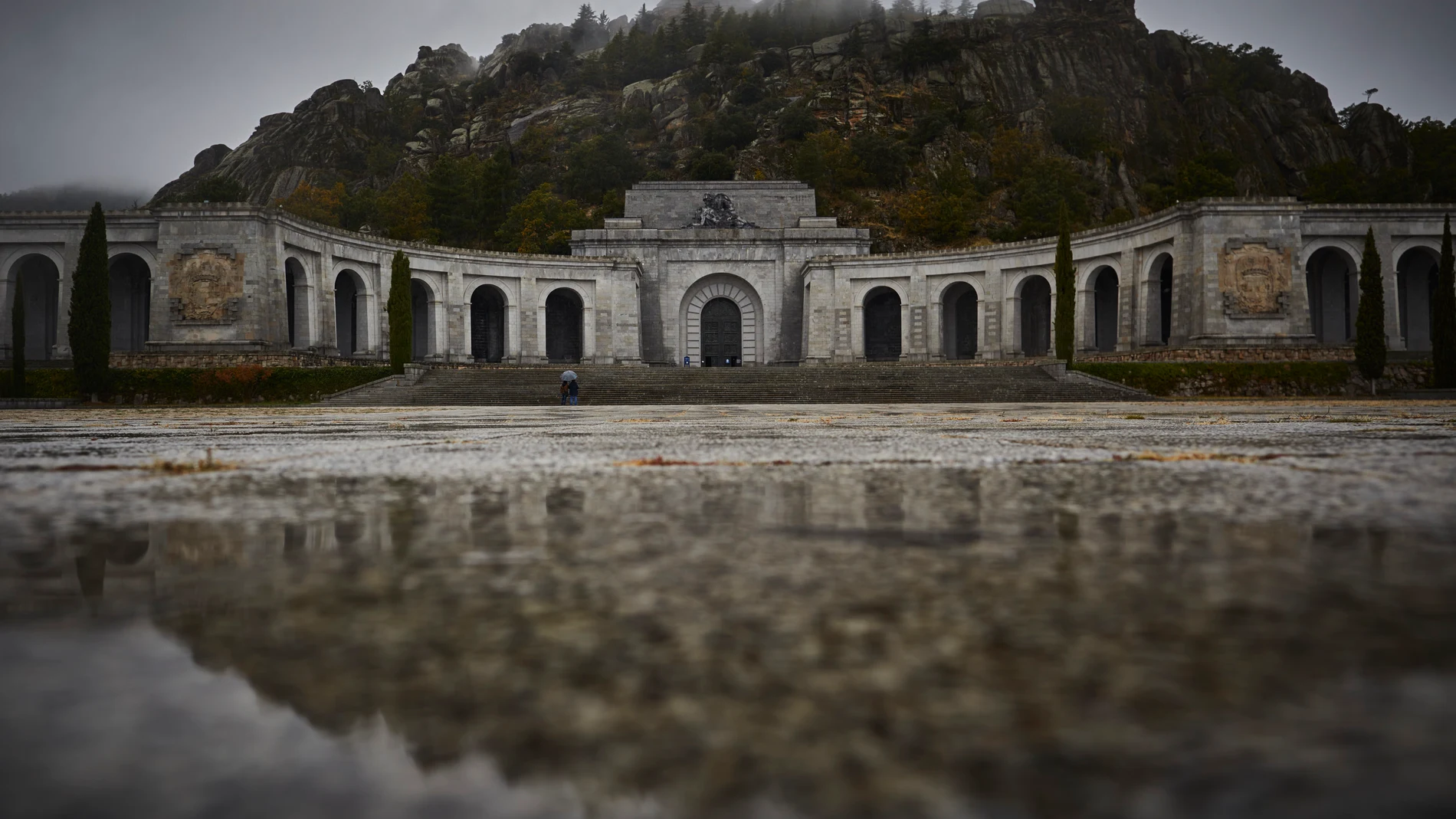 El Valle de los Caídos, unos días antes del primer aniversario de la exhumación de los restos de Franco