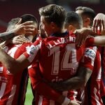 Los jugadores del Atlético celebran el gol de Llorente